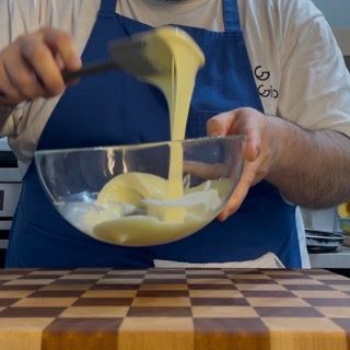 Panna calda e glucosio versati sul cioccolato bianco