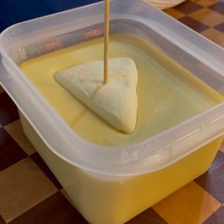 Un contenitore di plastica con un triangolo su un bastone al suo interno