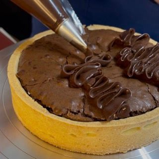 Le due ganache, scura e chiara, ammorbidite in ciotole separate