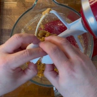 Una persona sta mescolando qualcosa in una ciotola con un mixer