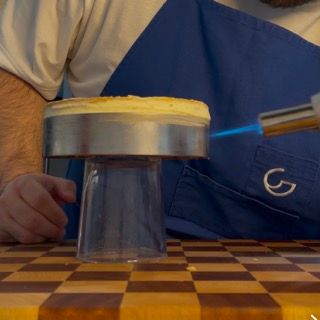 Un uomo con una camicia blu con la lettera g sopra