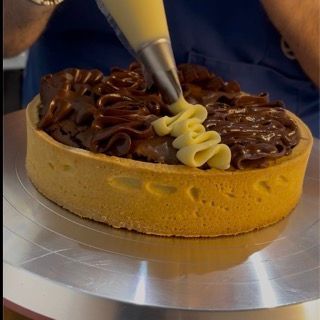 Sac a poche con beccuccio a nastro che decora la crostata