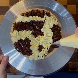 Crostata brownie moderna finita, con decorazione a strisce alternate di ganache