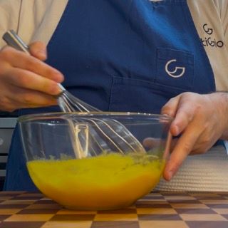 Una persona che indossa un grembiule con la lettera g sopra