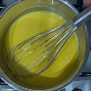 Una frusta è in una pentola di liquido giallo