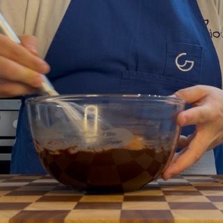 Una persona che indossa un grembiule con la lettera g sopra