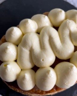 Un primo piano di una torta con panna montata sopra