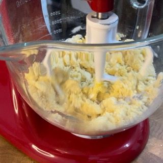 Spatola che amalgama i tuorli al composto