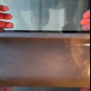 Un primo piano delle mani di una persona che tiene un tablet.