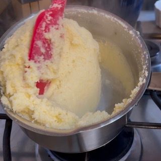 Una pentola di purè di patate con una spatola rossa dentro