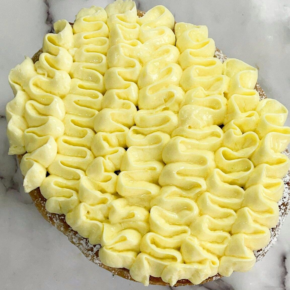 Una torta con un sacco di glassa gialla sopra