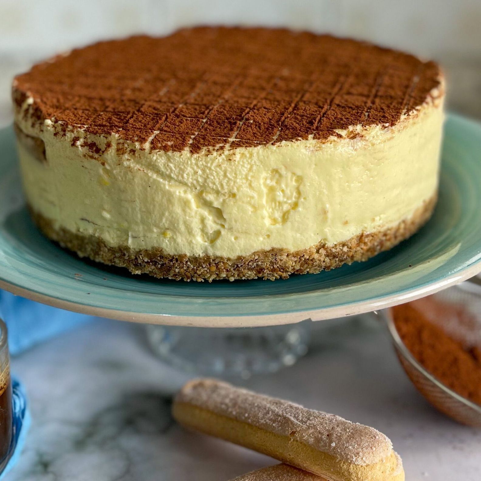 Cheesecake tiramisù senza cottura con crema al mascarpone, savoiardi al caffè e cacao in polvere
