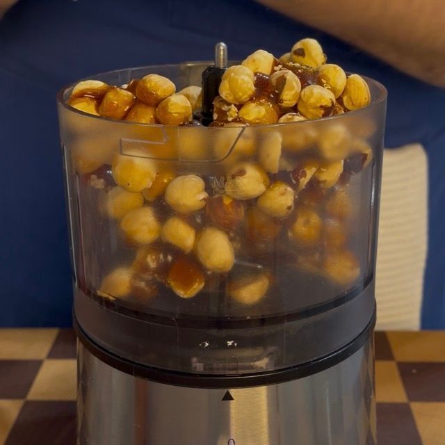 Le nocciole nel cutter pronte per essere frullate