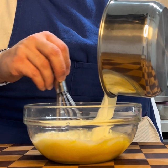 Tuorli e zucchero lavorati con una frusta