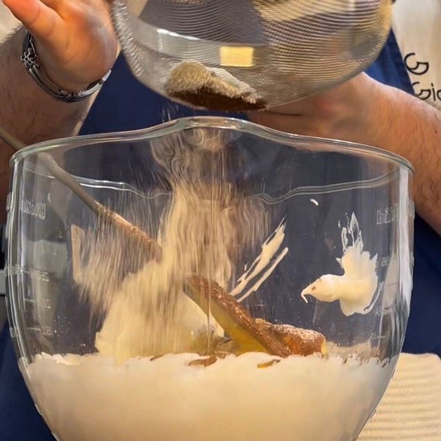 Polveri (farina e cacao) setacciate sul composto di uova