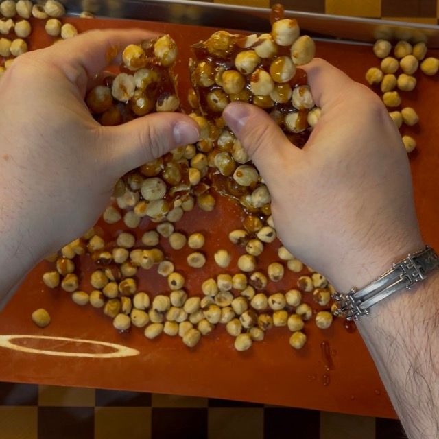 Blocco di nocciole caramellate spezzettato