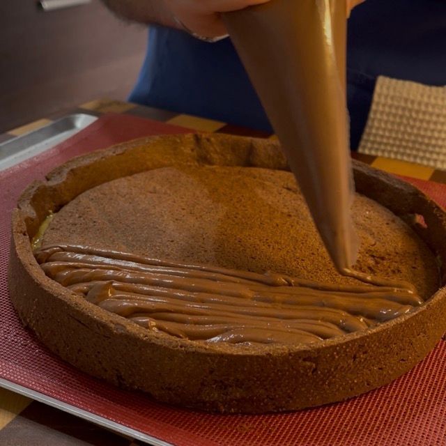 Cremoso al cioccolato distribuito con un sac a poche
