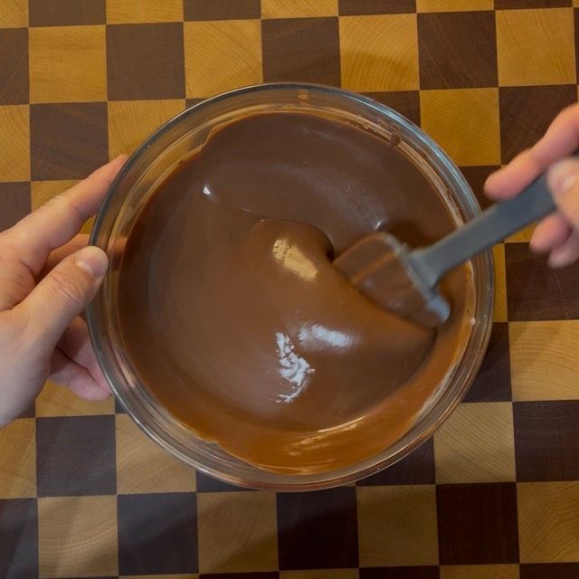 Spatola che emulsiona il cremoso al cioccolato