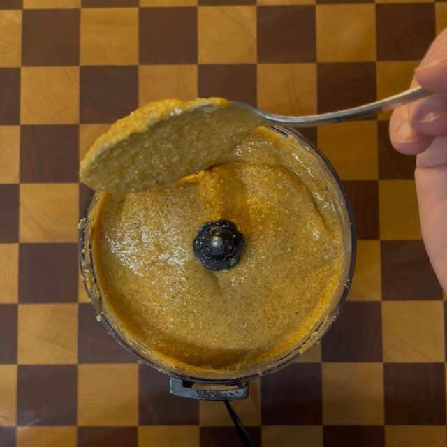 Pralinato di nocciole liscio e fluido ottenuto nel cutter