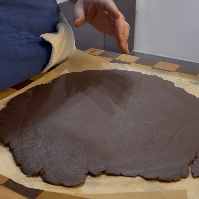 Anello microforato da 24cm foderato con la pasta frolla al cacao