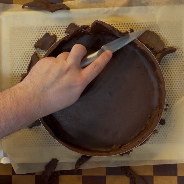 Il guscio di crostata che cuoce in forno a 165 gradi