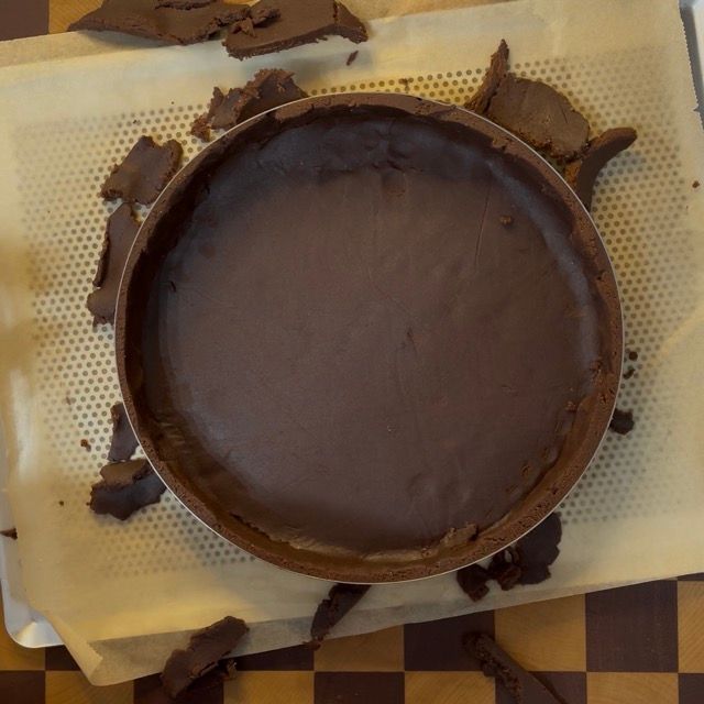 Guscio di frolla al cacao cotto, pronto per essere farcito.