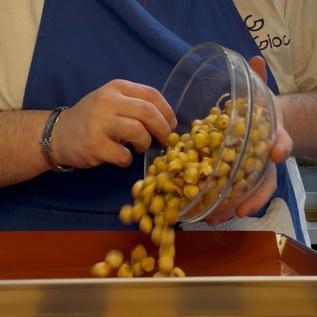 Nocciole tostate in forno su una teglia