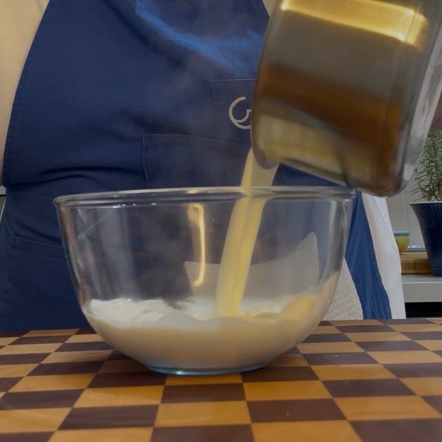 Panna calda versata sul cioccolato per la ganache