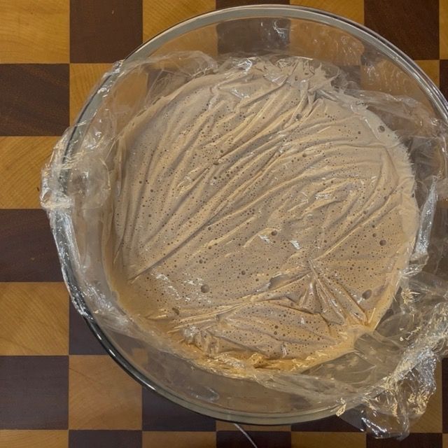 Ganache al cioccolato coperta con pellicola pronta per essere messa in frigo