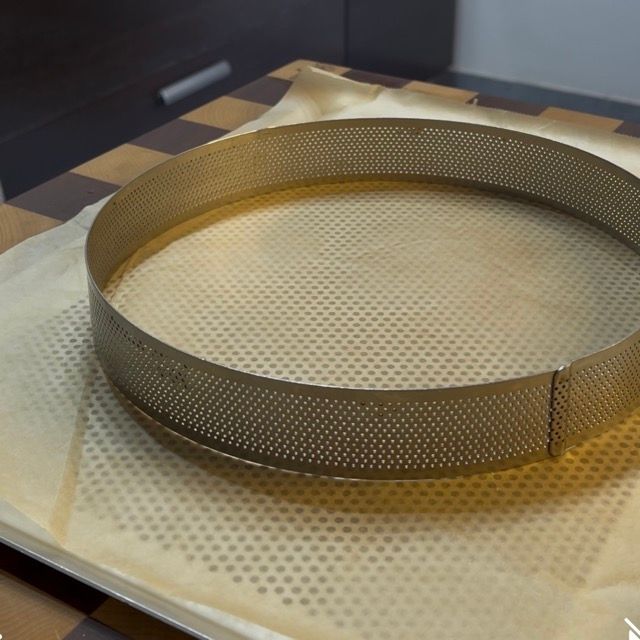 Bordi della crostata moderna rifilati con un coltellino