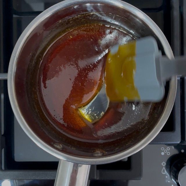 Zucchero che caramella in un pentolino