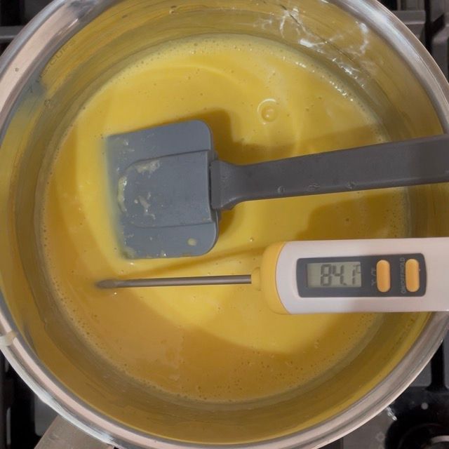 La crema inglese che cuoce e raggiunge la temperatura di 84°C