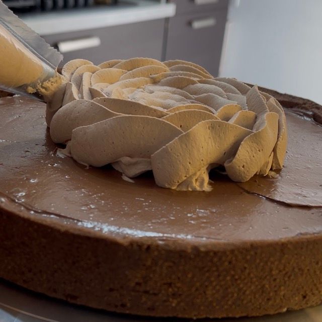 Sac a poche con beccuccio a petalo che decora la superficie della crostata.