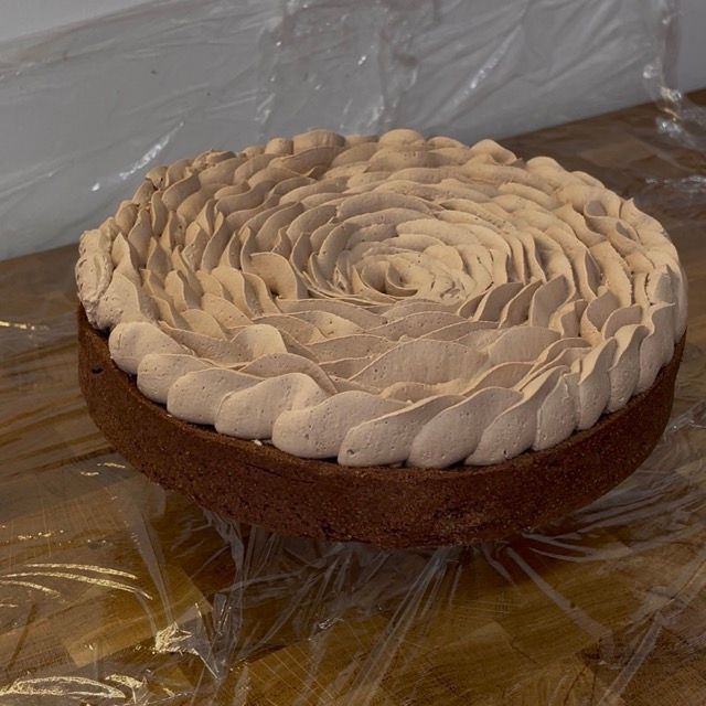 La crostata moderna congelata prima della decorazione finale