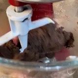 Impasto della frolla al cacao quasi compattato