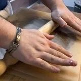 La frolla che riposa in frigorifero per almeno un'ora.