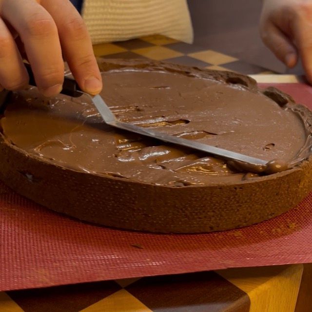 Spatola che livella perfettamente il cremoso,