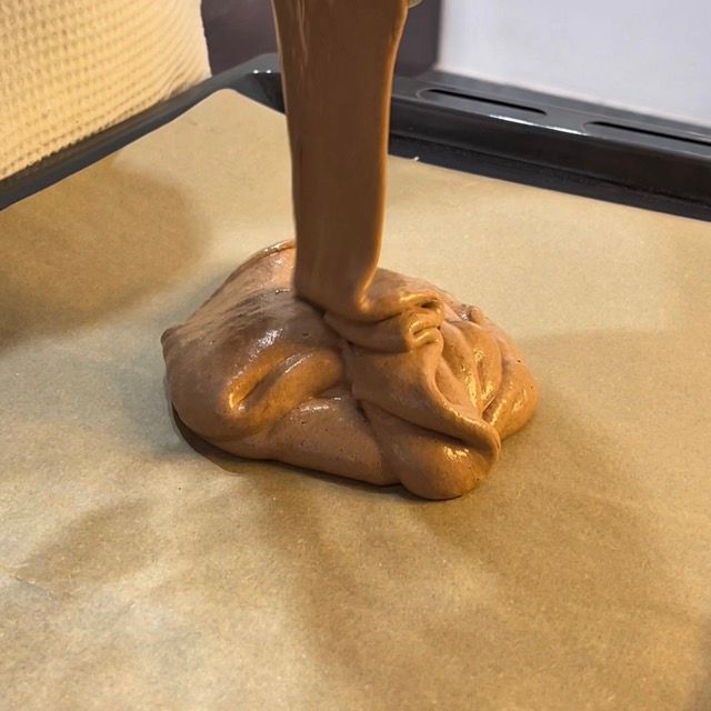 Impasto del biscuit livellato su una teglia 40x30