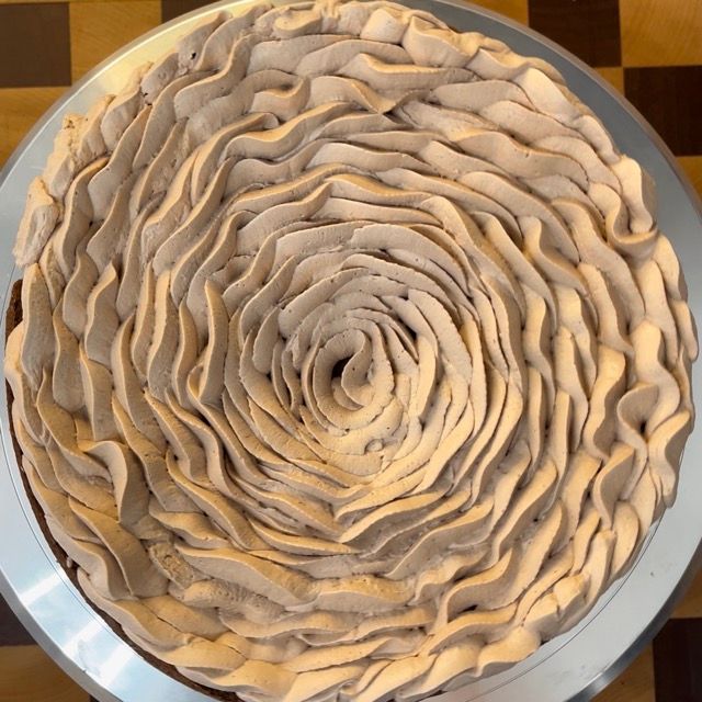 Sac a poche con beccuccio a petalo che decora la superficie della crostata.