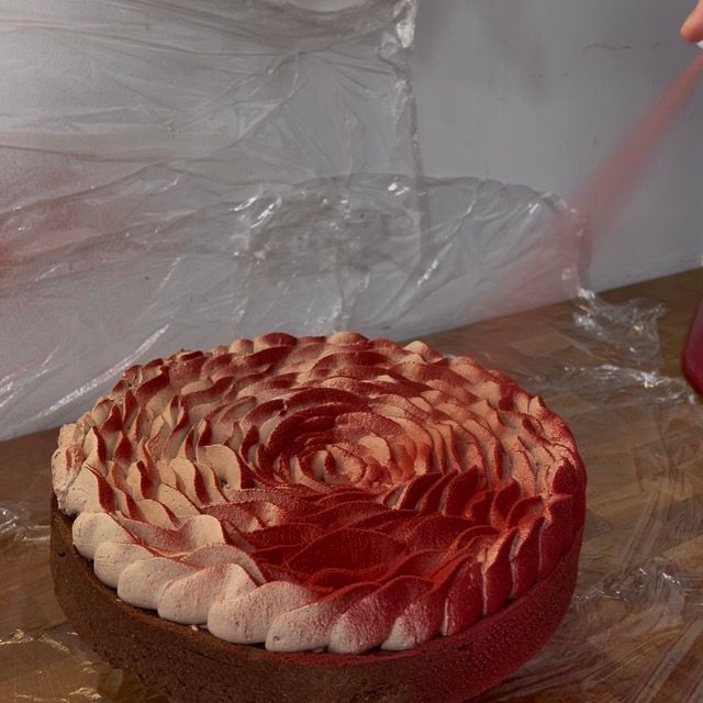 Spray rosso velluto spruzzato sulla superficie della torta