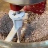 Mani che sfregano burro e farina per la sabbiatura