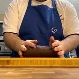 Impasto steso tra due fogli di carta da forno