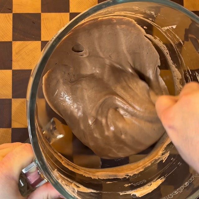 Impasto del biscuit al cacao pronto per essere steso