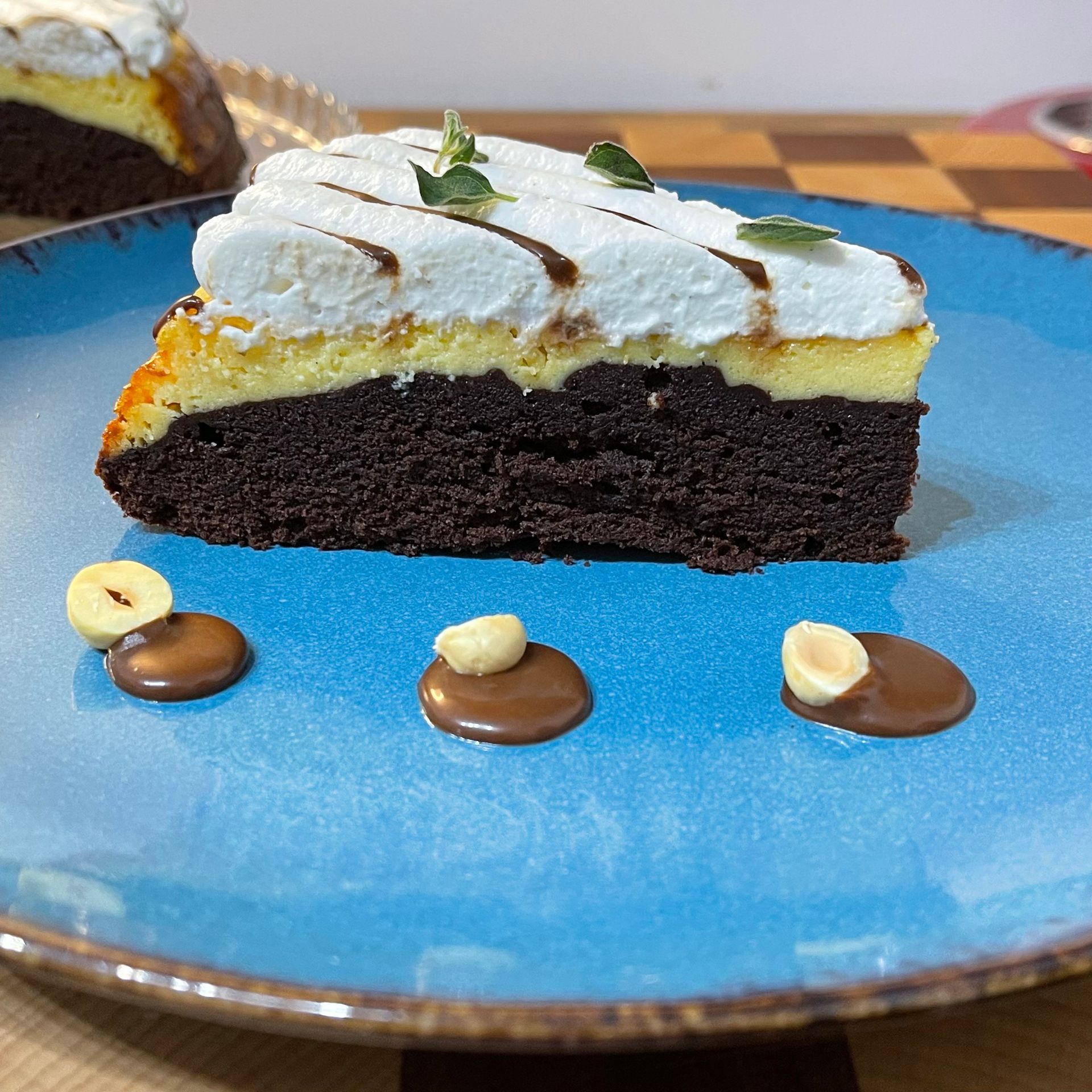 Un piatto blu con un pezzo di torta sopra