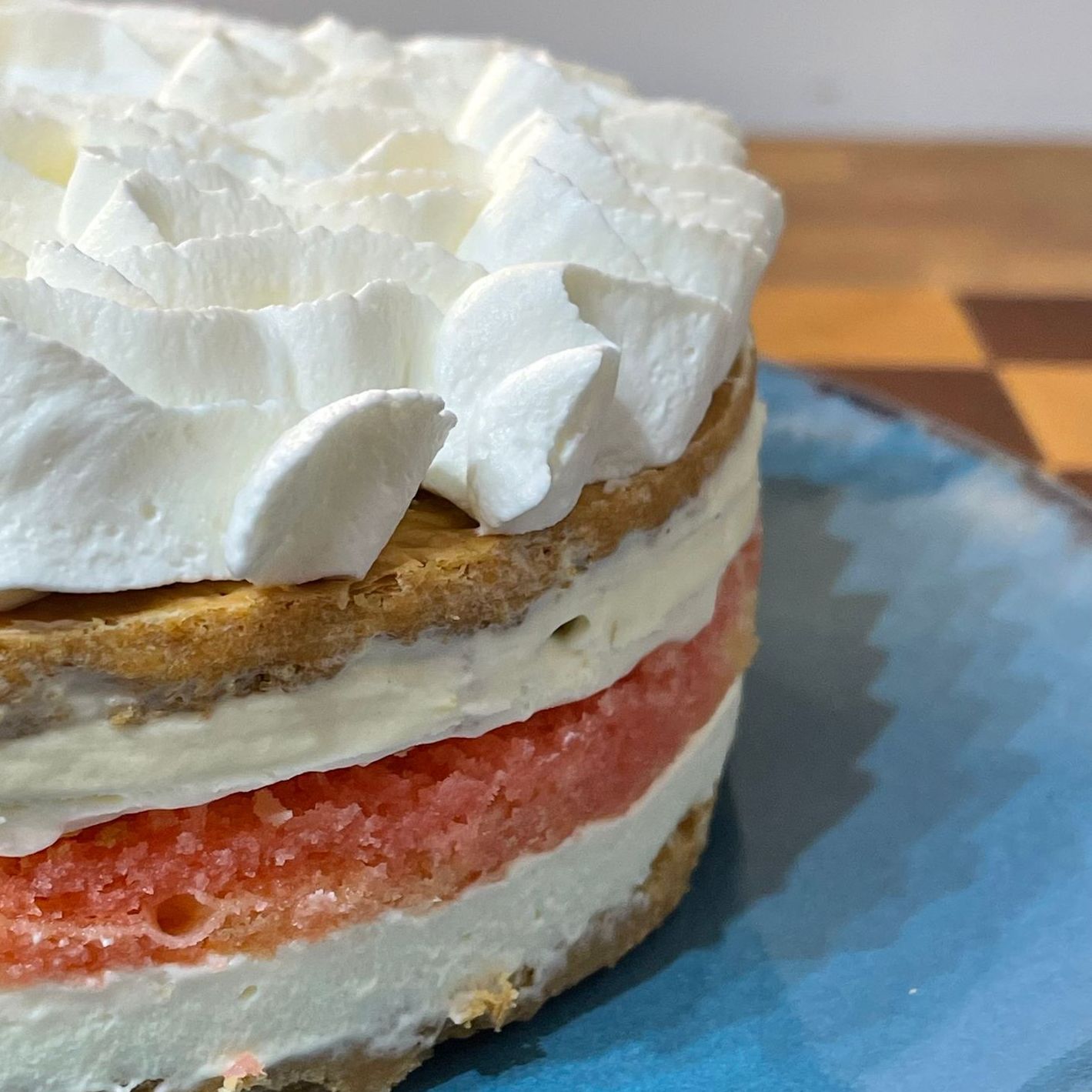 Un primo piano di una torta con panna montata sopra