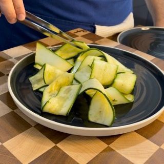 Focaccine pesche e zucchine marinate