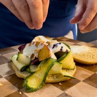 Focaccine pesche e zucchine marinate