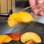 Focaccine pesche e zucchine marinate