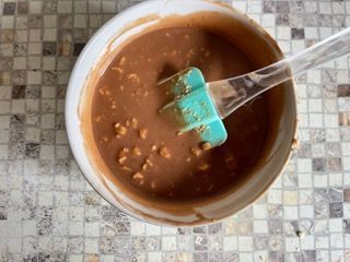 Una ciotola di salsa al cioccolato con una spatola dentro