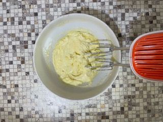 Una ciotola di pastella viene mescolata con uno sbattitore elettrico.